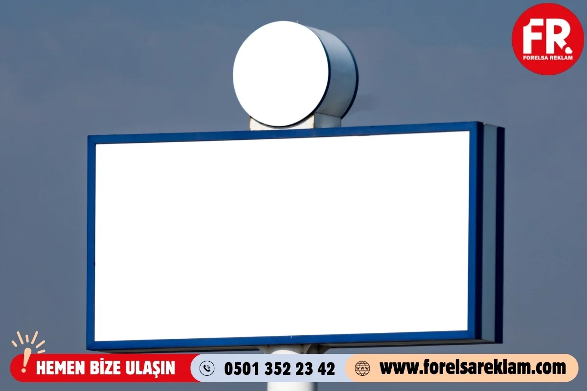 Gökyüzüne Uzanan Reklam Totem Tabelalarla Şehirde İz Bırakmak